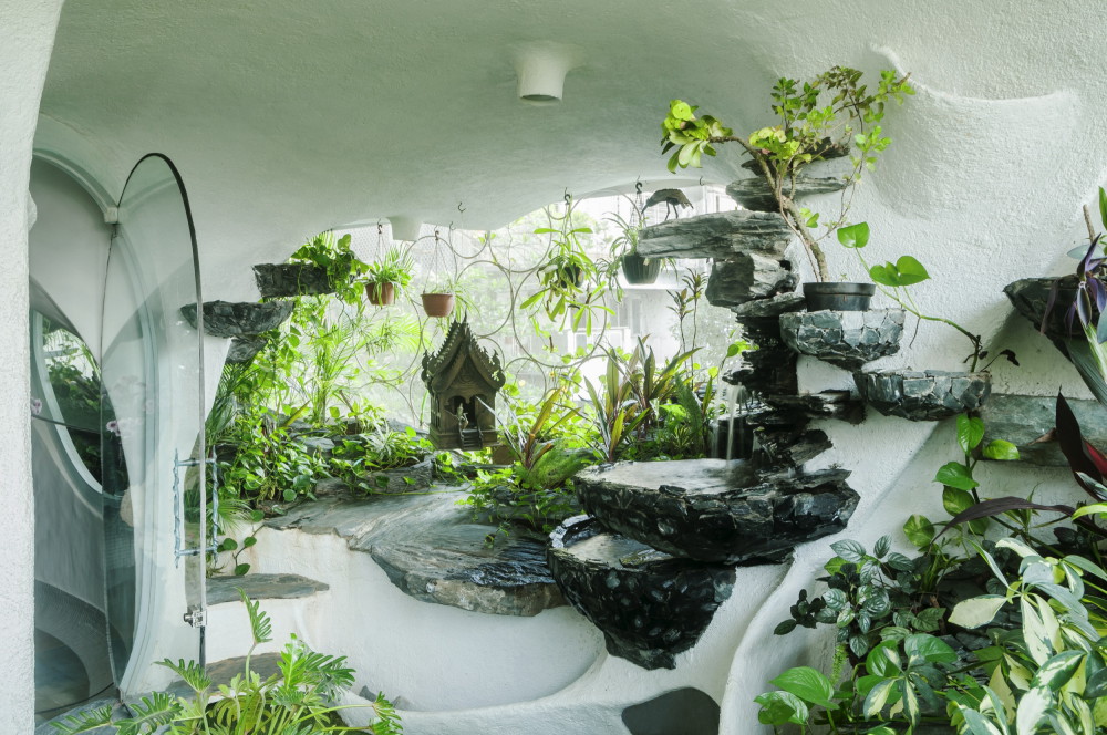宛若自然生成的科幻森林！生命力線條、滿室綠色植栽　印度The White Room Studio打造通透夢幻花園宅
