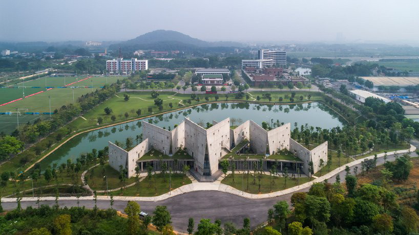 越南建築新星武重義 郊區河岸打造V字辦公樓群