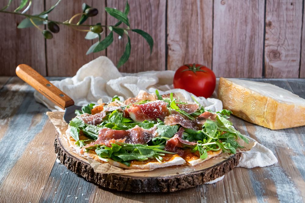 【Glocalization】餐桌上的新食力：帕瑪火腿芝麻葉薄片披薩