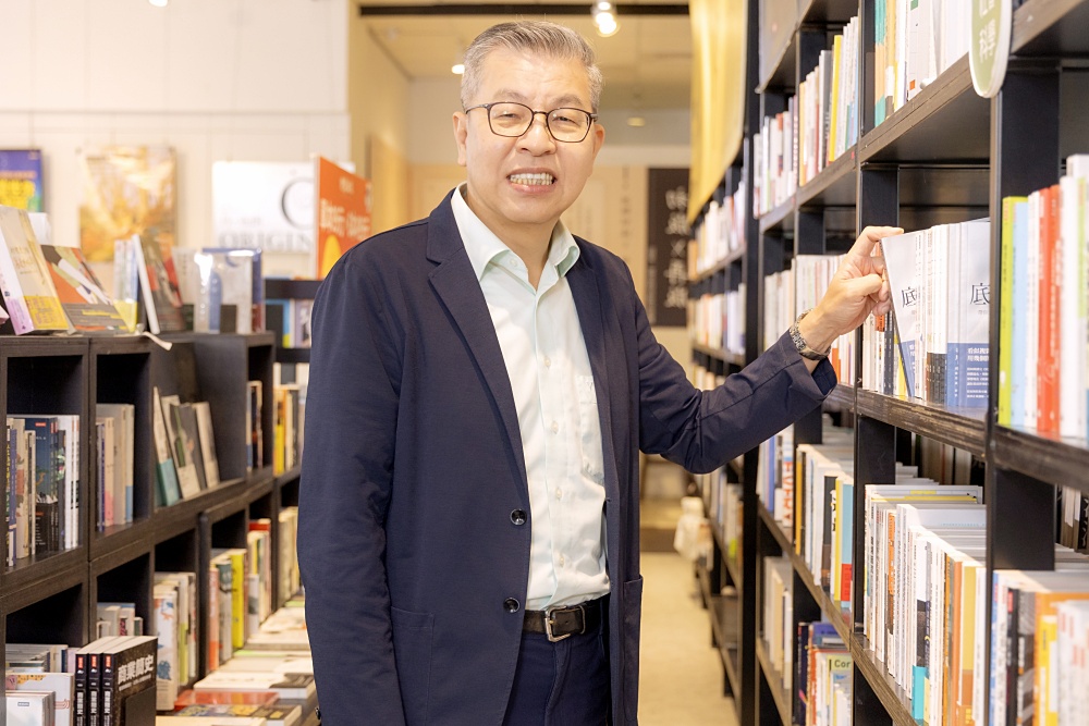 【名人書房】大人的讀書哲學，是不變笨的勇氣：趙政岷灌溉多元出版森林，守護紙本與思考的溫度